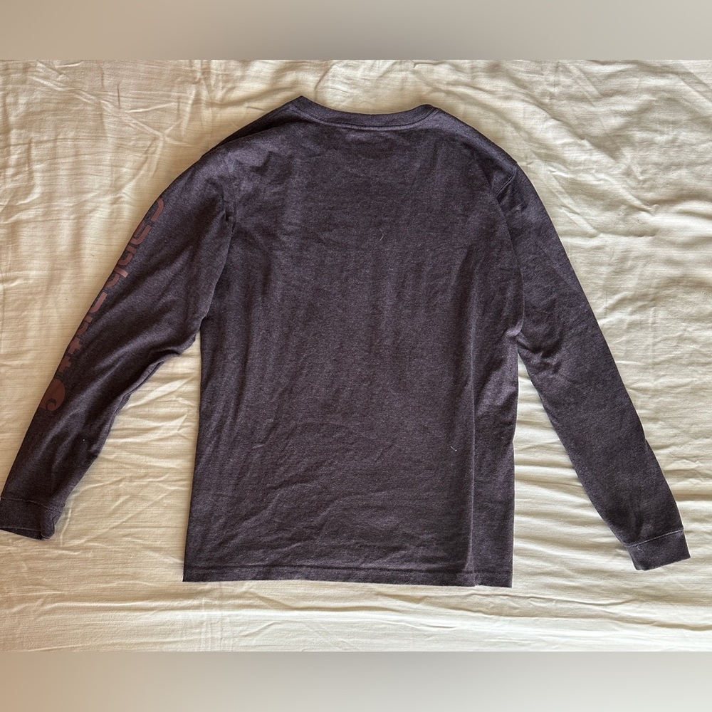 Carhartt men’s medium long sleeve. Never worn, perfect condition. Thick fabric.